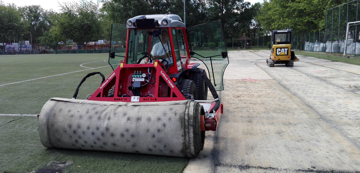 SMG TurfWinch műfű-felszedő gép munka közben