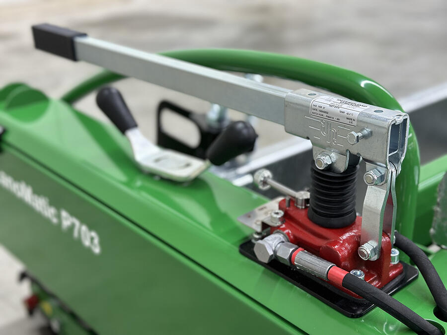 Hibrid Elektro/mechanikus emelőszivattyú a váz emelésére és süllyesztésére.