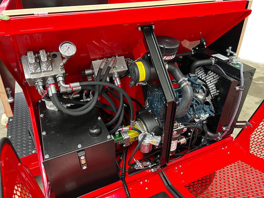 Motor 3 hengeres Kubota dízelmotor integrált hidraulikus hűtőrendszerrel, 16,1 kW (21,9 LE) teljesítménnyel.