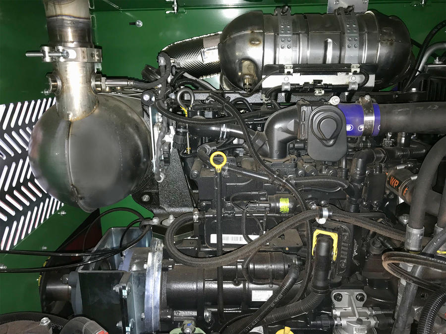 Kompakt motoros Erőteljes dízelmotor 100 kW (135,9 LE) teljesítménnyel.