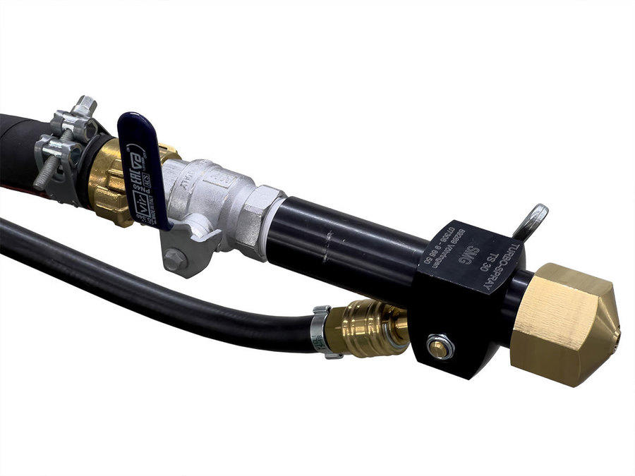 A TurboSpray TS30 szórópisztoly különböző anyagú és méretű légfúvókákkal kiválóan alkalmas vastag, nagyon kompakt és durva szemcsés anyagok kezelésére. Nagy teljesítménnyel (kb. 15 kg/perc) és precíz kezelésével homogén szórást eredményez. TurboSpray TS30